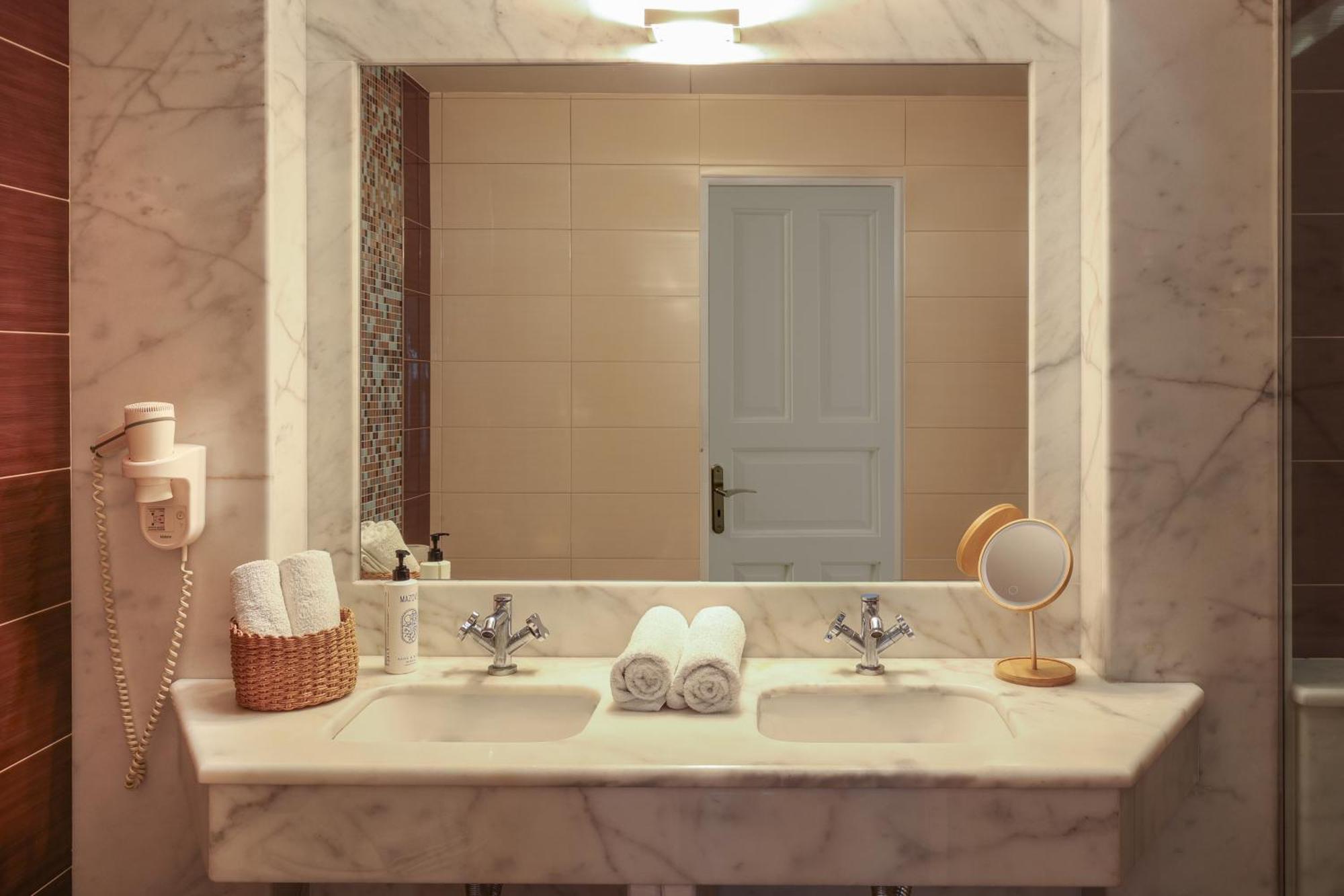 Amity Suites - Adults Only Тира Экстерьер фото